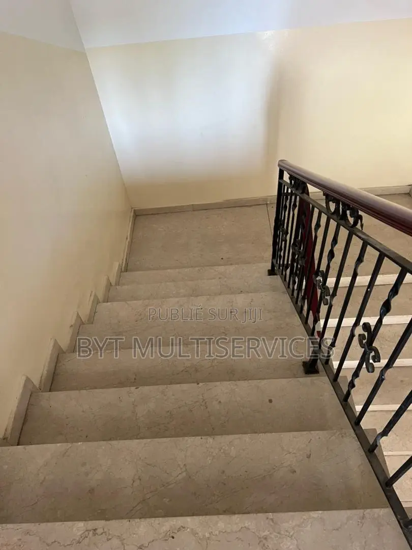 Meublé 3chbre Appartement dans 3 Chambres Salon, Lumumba à Louer