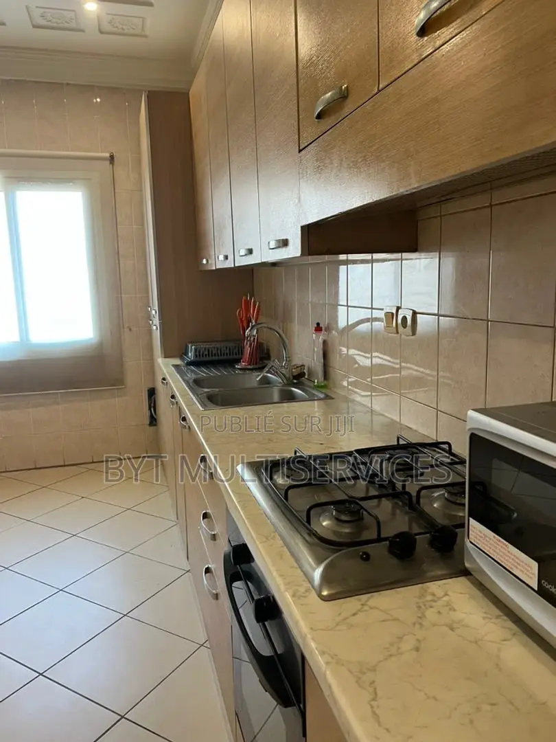 Meublé 3chbre Appartement dans 3 Chambres Salon, Lumumba à Louer