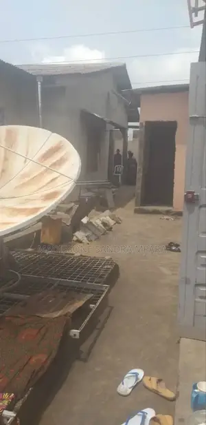 2chbre Maison dans Démi Parcelle À, Mfilou-Ngamaba à Vendre