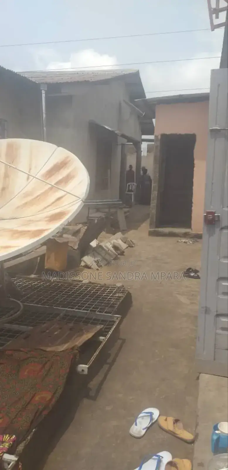 2chbre Maison dans Démi Parcelle À, Mfilou-Ngamaba à Vendre