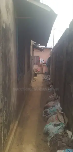 2chbre Maison dans Démi Parcelle À, Mfilou-Ngamaba à Vendre