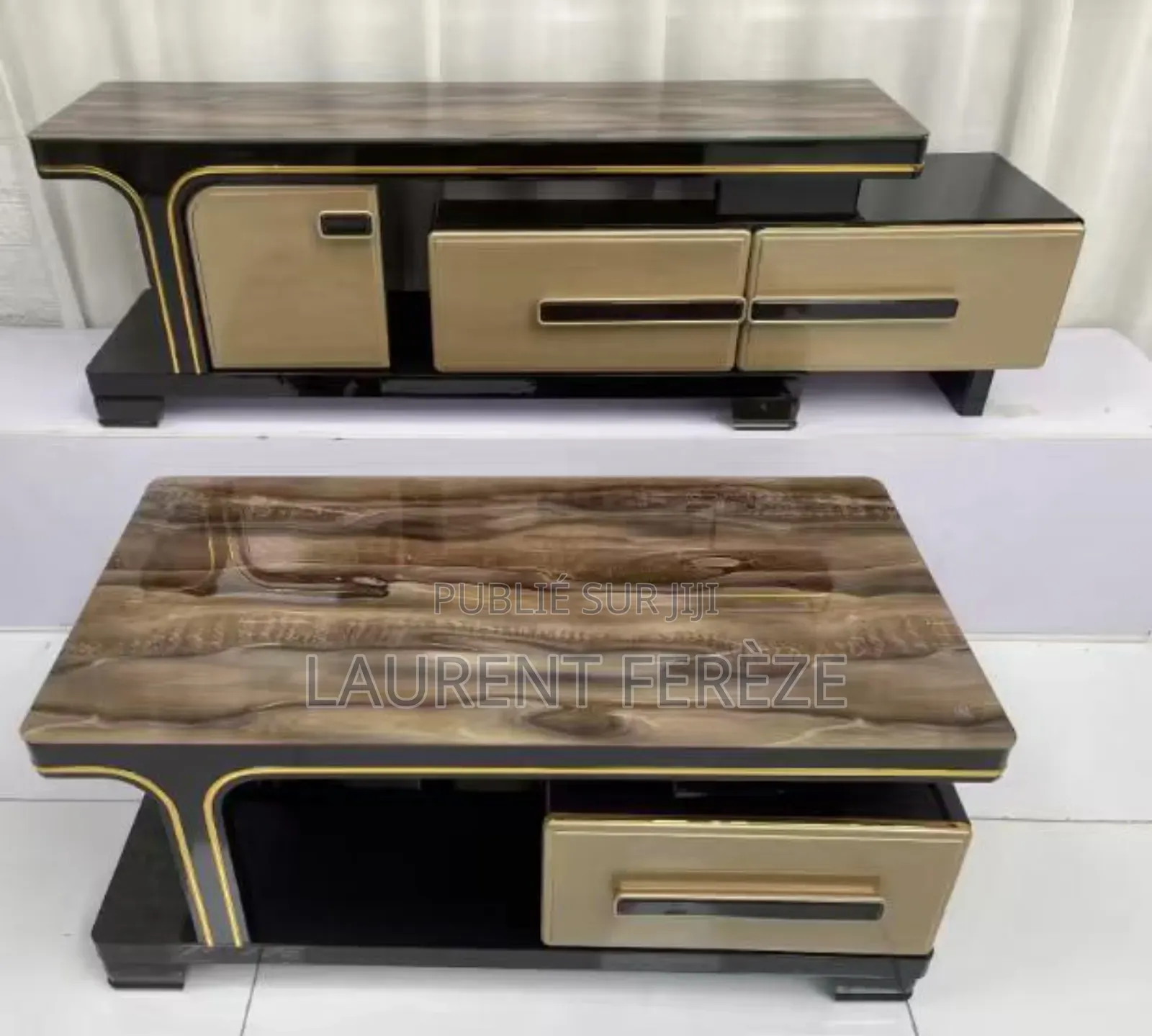 L’Ensemble Des Tables ; Table Du Salon Et Celle De La Télévision