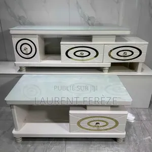L’Ensemble Des Tables ; Table Du Salon Et Celle De La Télévision