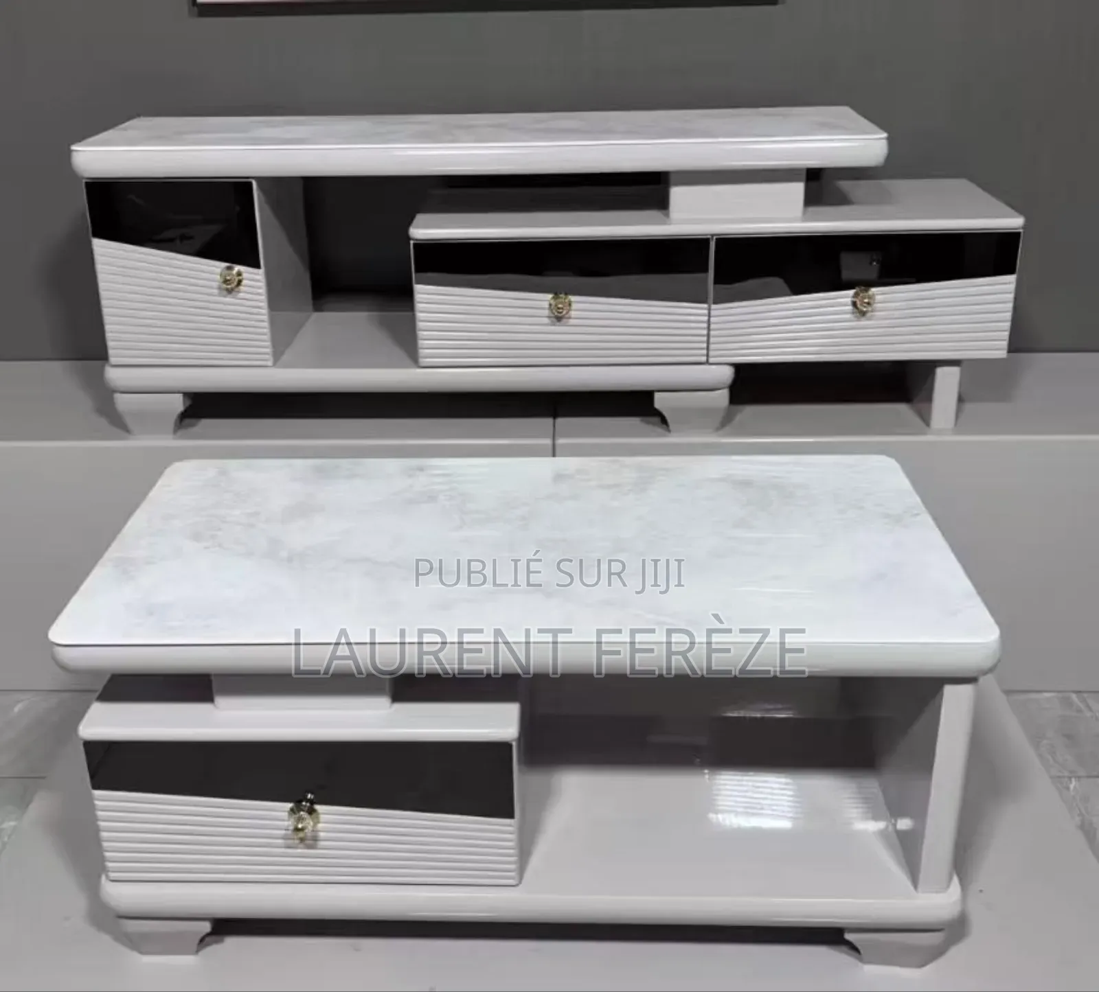 L’Ensemble Des Tables ; Table Du Salon Et Celle De La Télévision