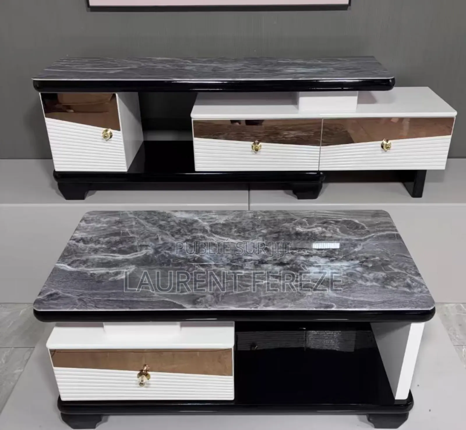 L’Ensemble Des Tables ; Table Du Salon Et Celle De La Télévision