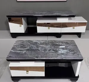 L’Ensemble Des Tables ; Table Du Salon Et Celle De La Télévision