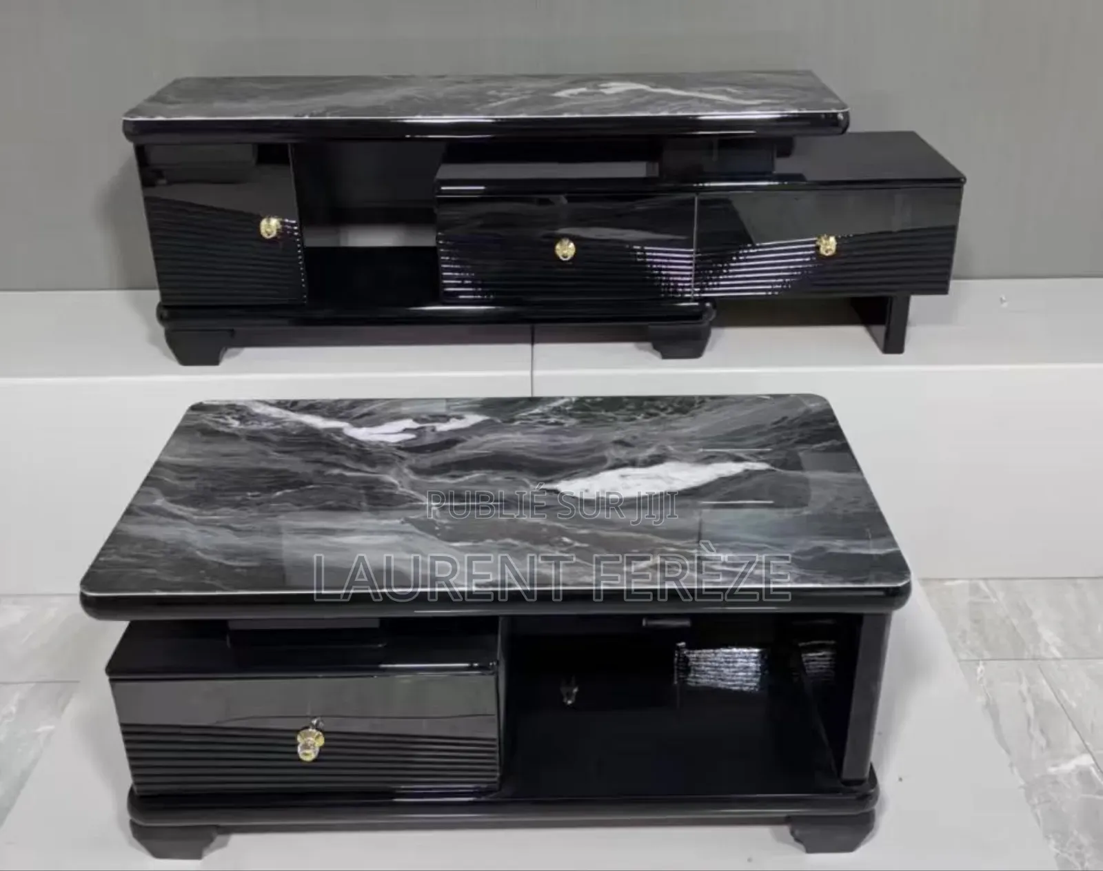 L’Ensemble Des Tables ; Table Du Salon Et Celle De La Télévision