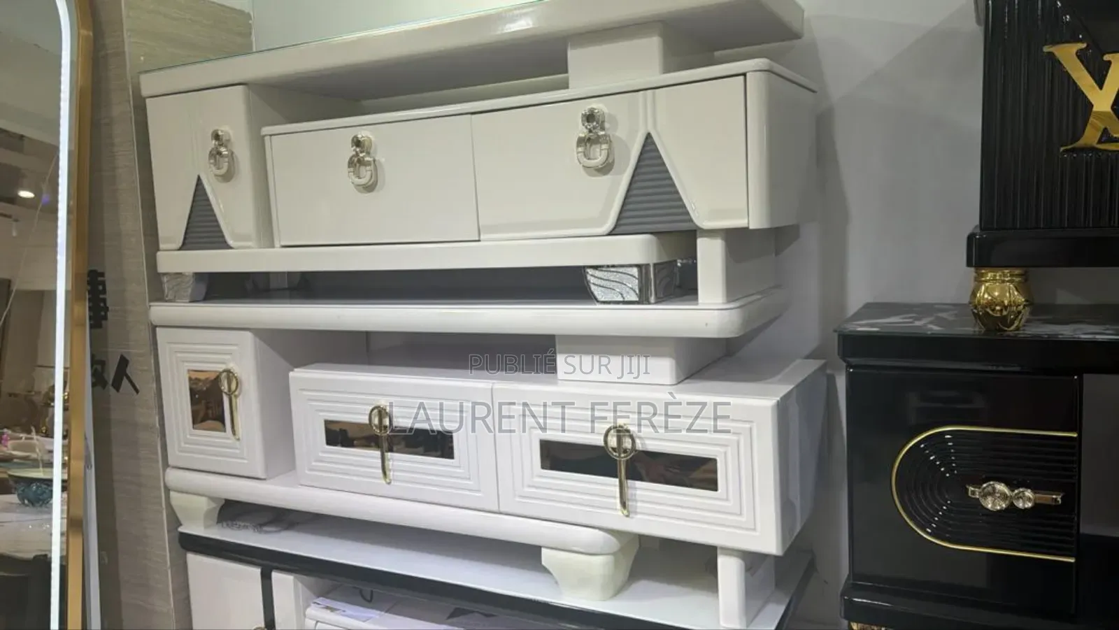 L’Ensemble Des Tables ; Table Du Salon Et Celle De La Télévision