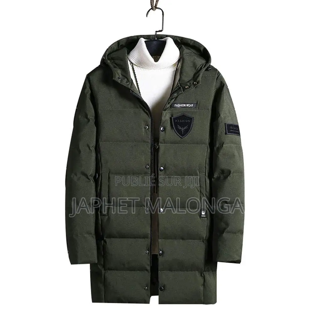 Il S'agit d'Une Parka Pour Homme De Couleur Vert Foncé Avec Capuche.