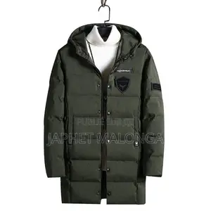 Il S'agit d'Une Parka Pour Homme De Couleur Vert Foncé Avec Capuche.