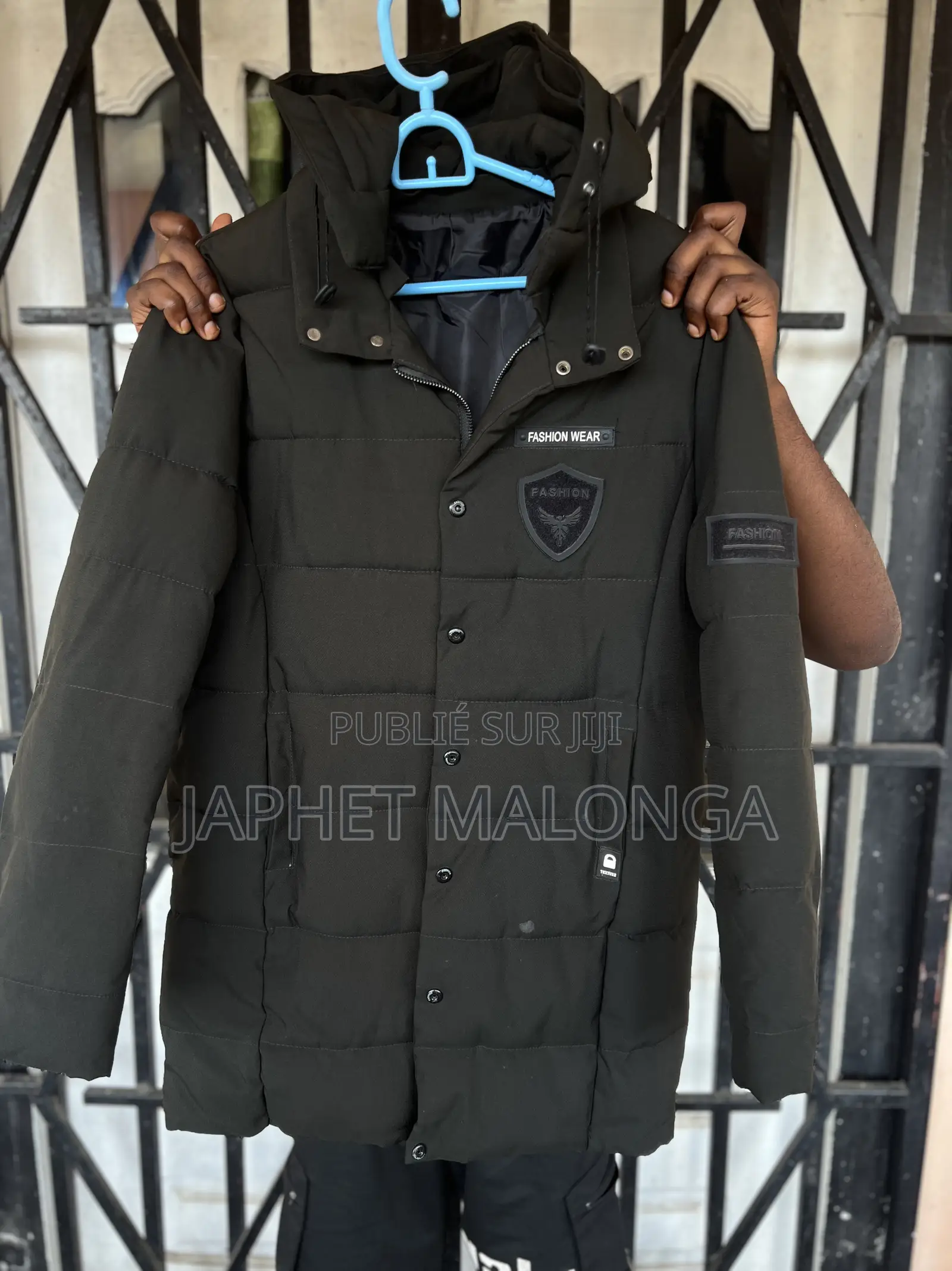 Il S'agit d'Une Parka Pour Homme De Couleur Vert Foncé Avec Capuche.