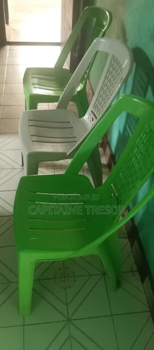 Lot De 3 Chaises en Plastique – État Impeccable