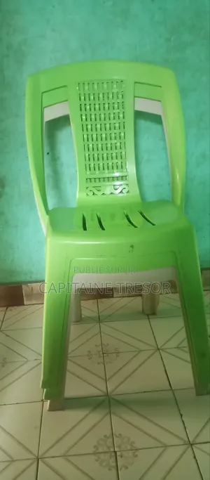 Lot De 3 Chaises en Plastique – État Impeccable