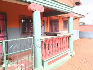 3chbre Villa dans Yvannoble, Dolisie à Vendre