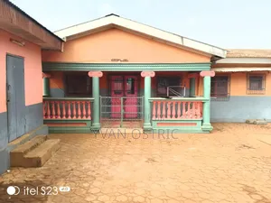 3chbre Villa dans Yvannoble, Dolisie à Vendre