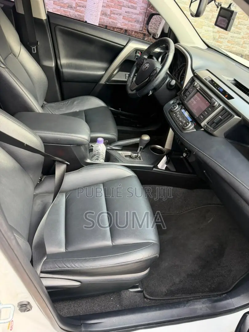 Toyota RAV4 SE FWD (2.5L 4cyl 6A) 2017 Blanc