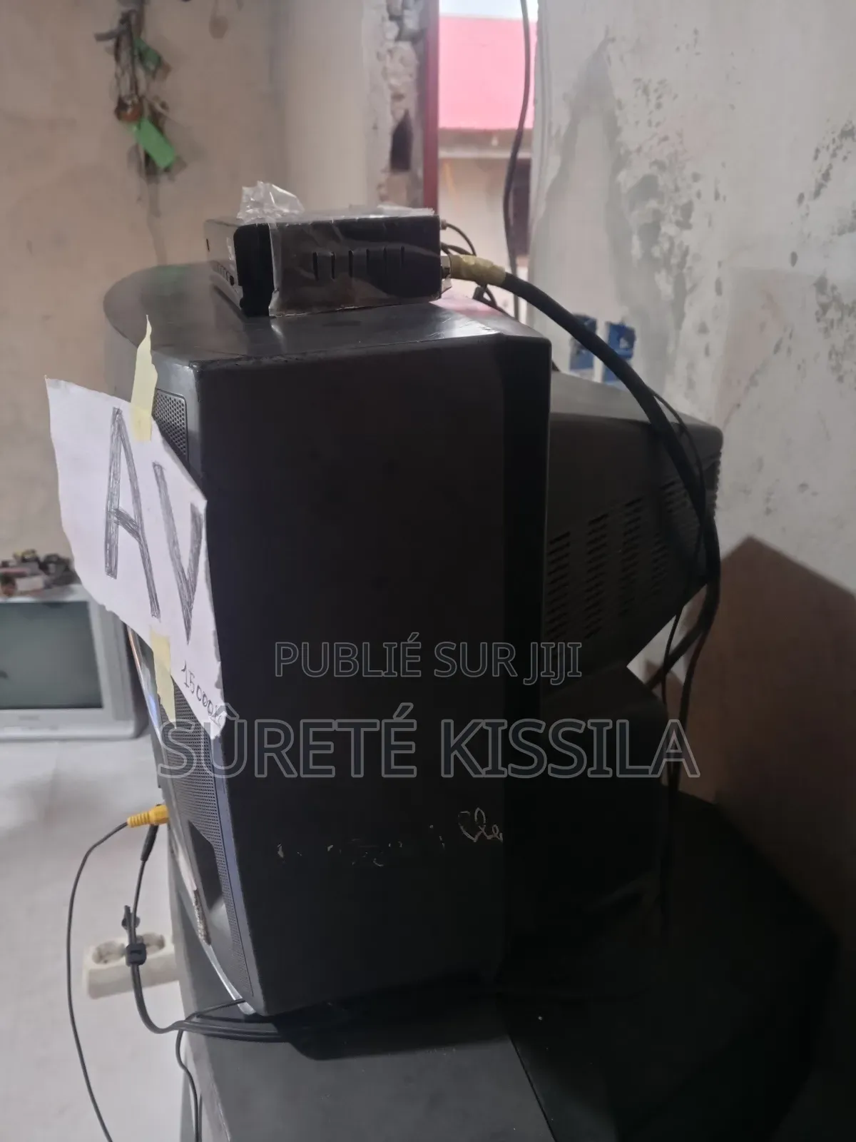 Bonjour Cette Télévision Est a Vendre a Un Prix Abordable Négociable.