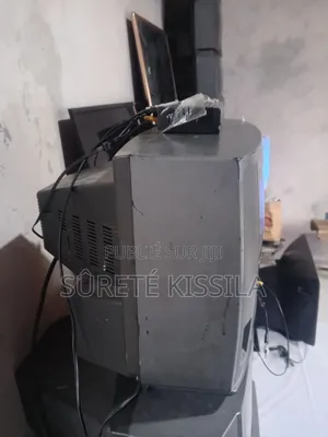 Bonjour Cette Télévision Est a Vendre a Un Prix Abordable Négociable.