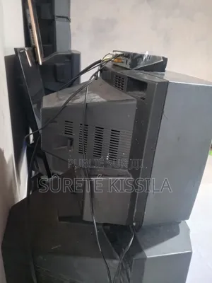 Bonjour Cette Télévision Est a Vendre a Un Prix Abordable Négociable.