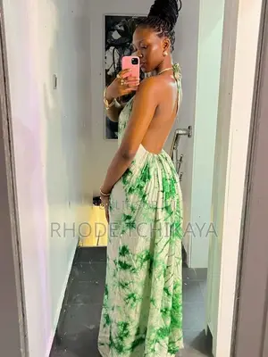 Robe Dos Nu Disponible en Plusieurs Couleurs