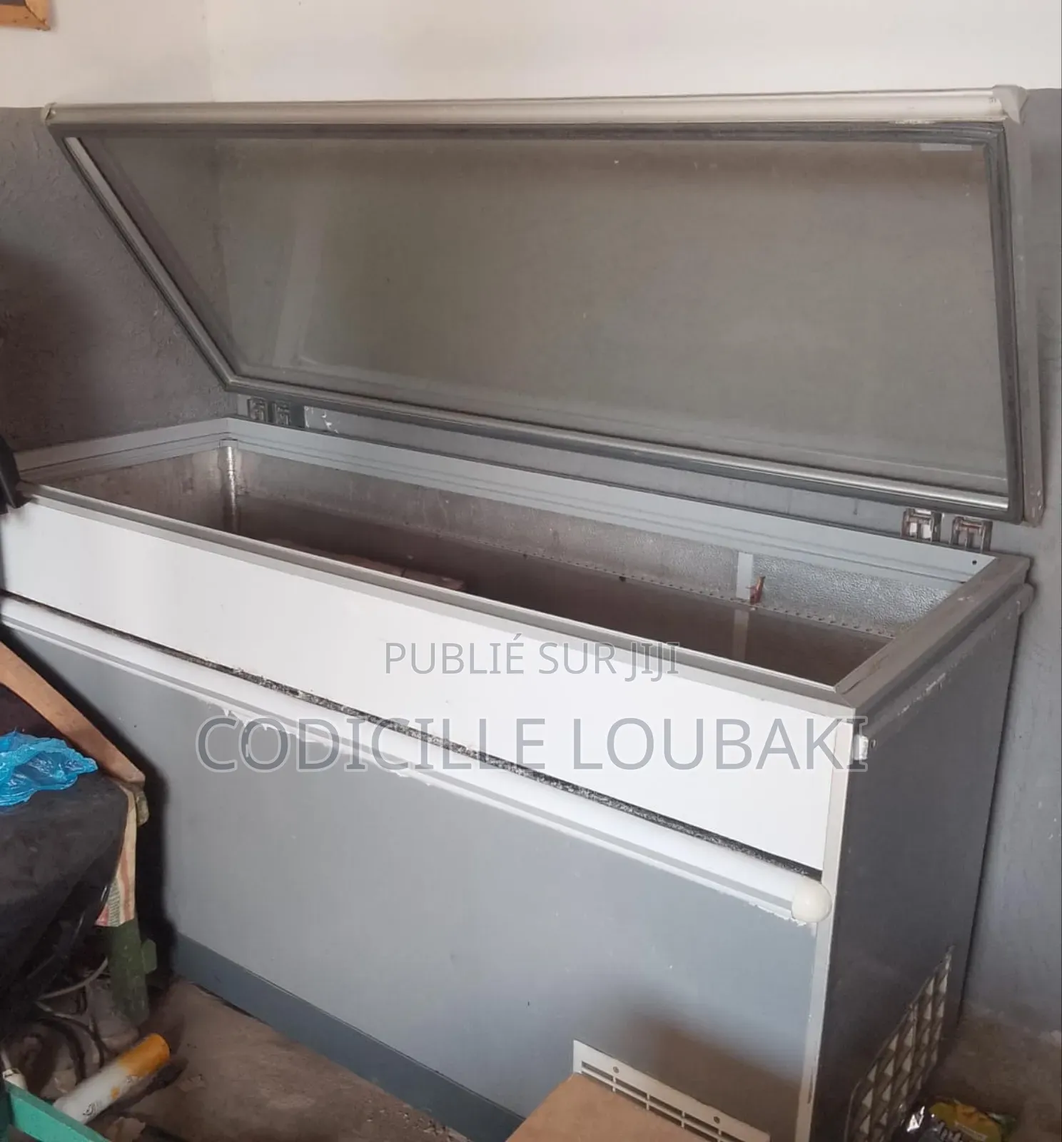 Vente d'Un Congélateur D 610 Litres , Contacter Moi