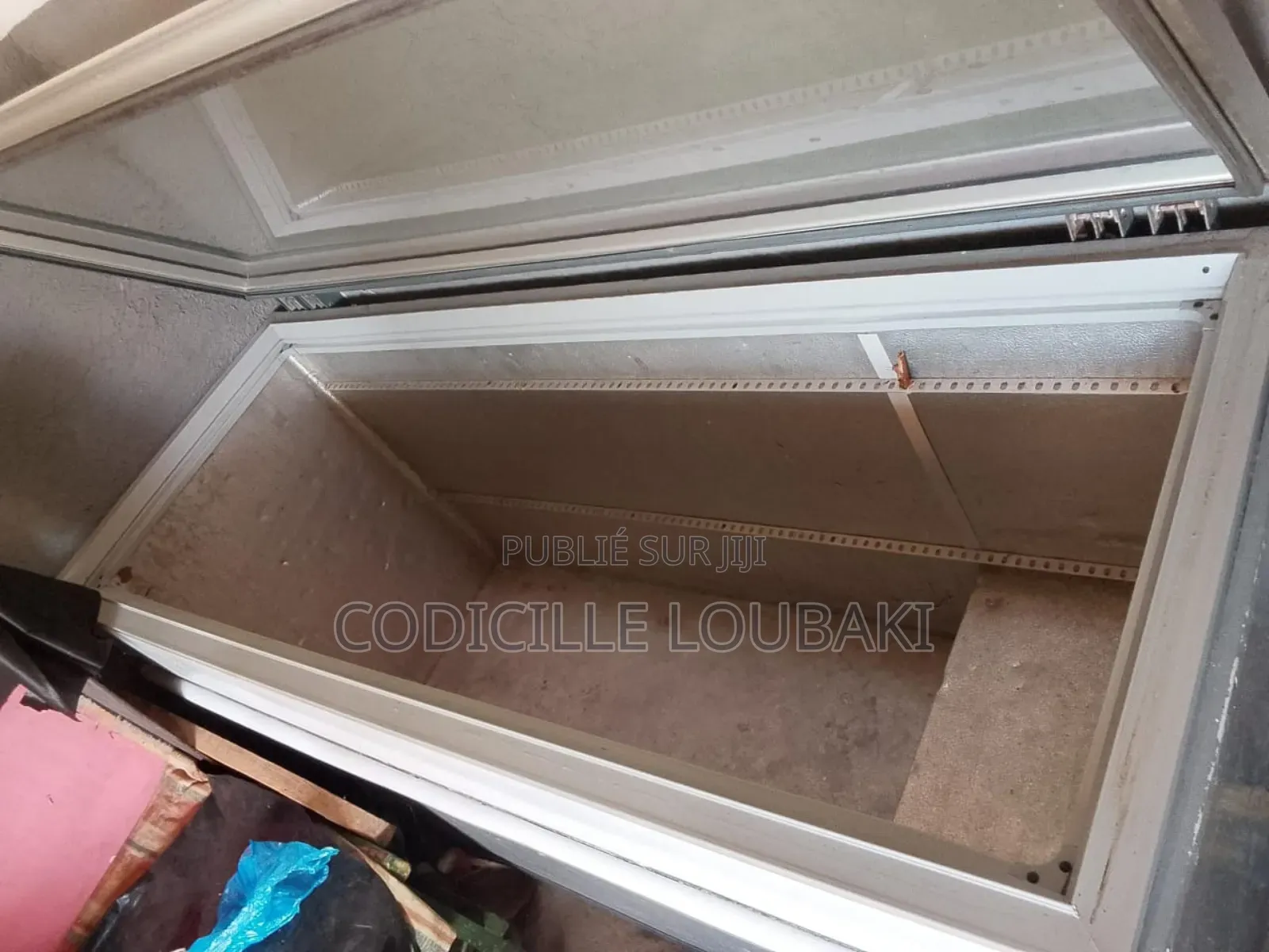 Vente d'Un Congélateur D 610 Litres , Contacter Moi