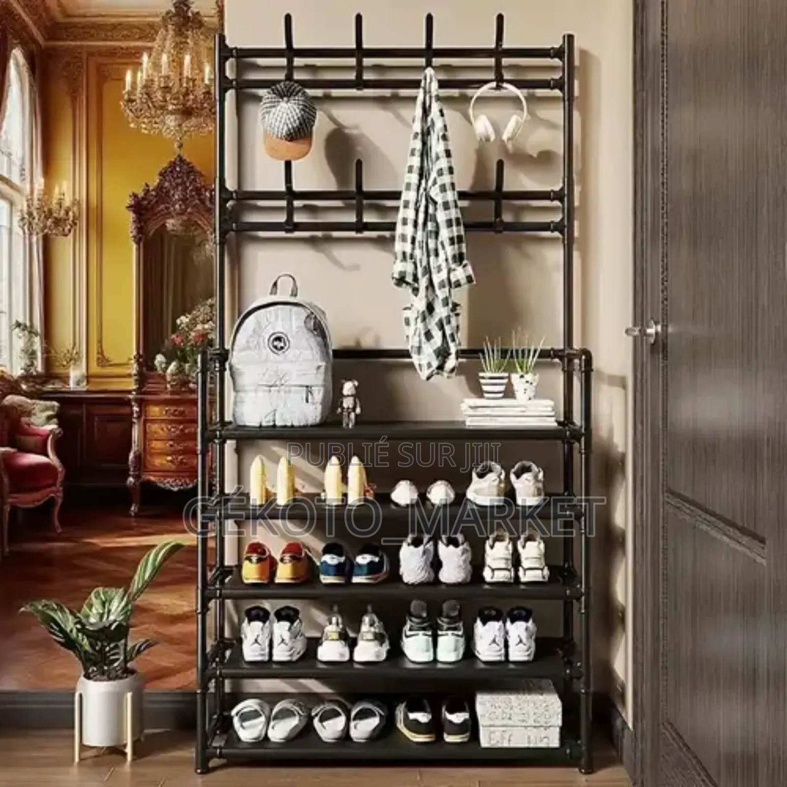 Deux Lignes De Cintres Et Un Classeur en Plastique