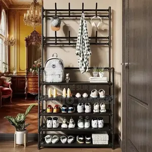 Deux Lignes De Cintres Et Un Classeur en Plastique