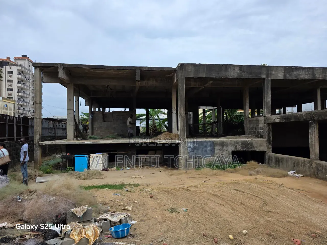 Wharf Sur La Principale Avec Bâtiment Inachevé