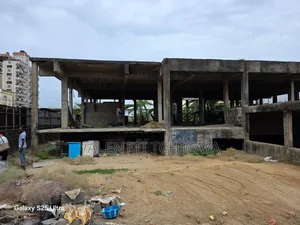 Wharf Sur La Principale Avec Bâtiment Inachevé