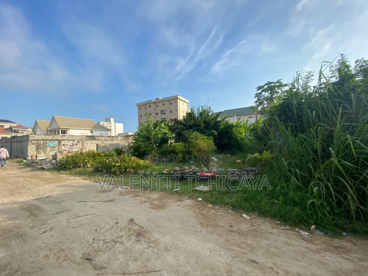 Wharf Sur La Principale Avec Bâtiment Inachevé