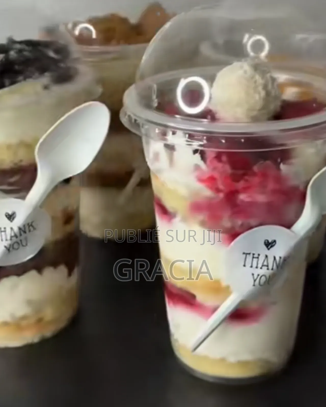 Gâteaux d'Anniversaire en Pot Et Des Biscuits