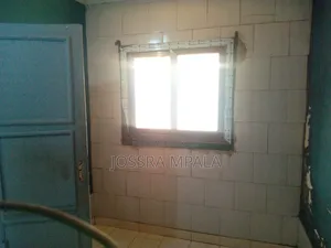 1chbre Chambre et salon dans Etage Sans Frontière, Tié-Tié à Louer