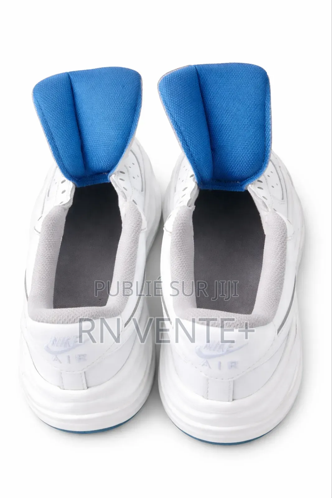 Une Paire De Chaussures De Nike,De Couleur Blanche a Bon Prix