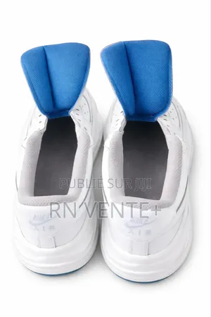 Une Paire De Chaussures De Nike,De Couleur Blanche a Bon Prix