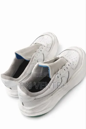 Une Paire De Chaussures De Nike,De Couleur Blanche a Bon Prix