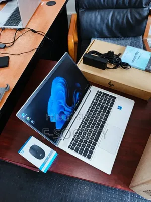 Nouveau HP EliteBook 860 G10 16GB Intel Core i7 SSD 512GB