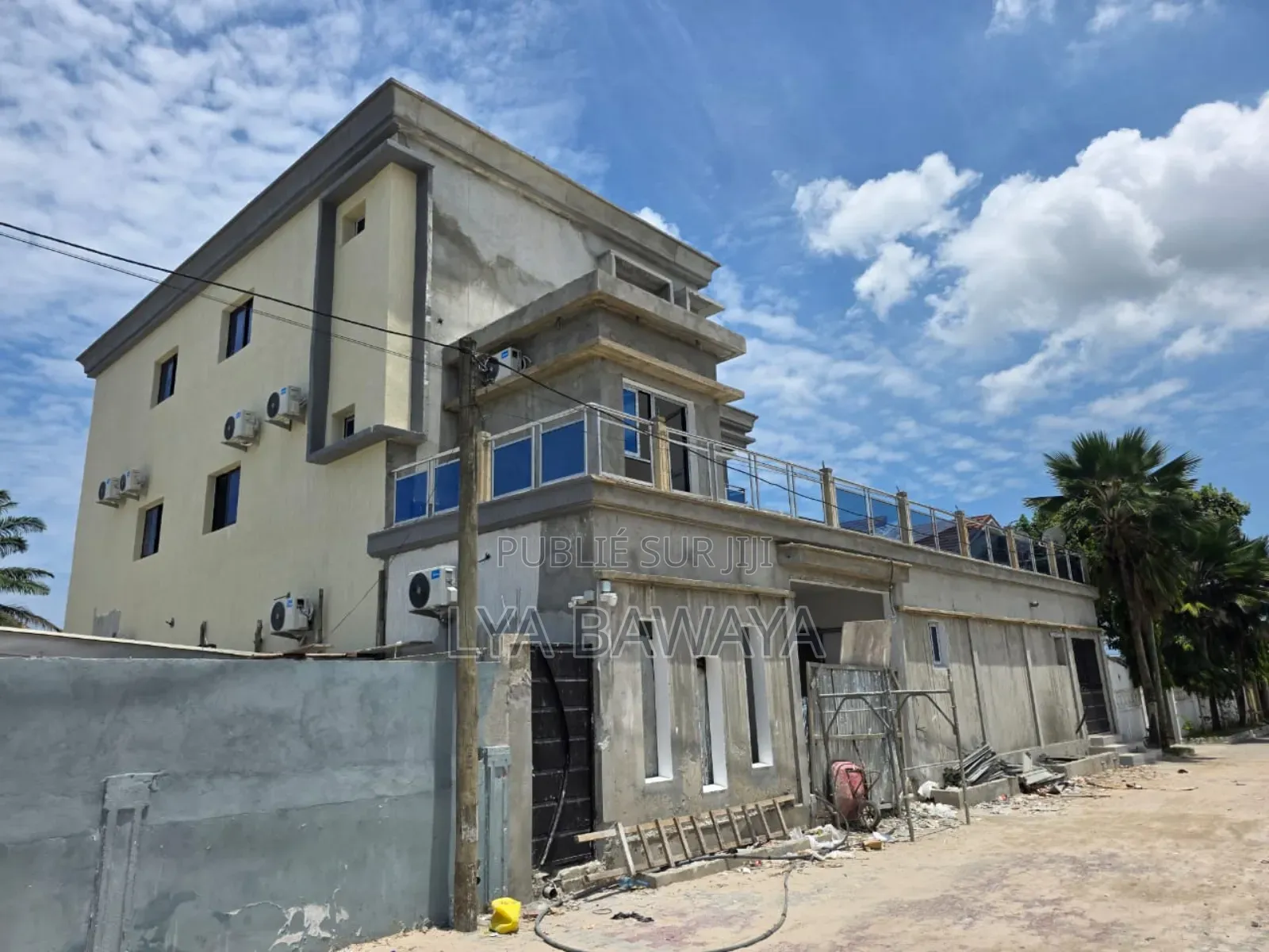 Bâtiment Commercial (Auberge ) À Vendre PNR