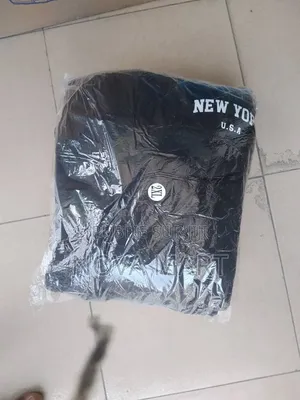 Complet Pull Lourd État Neuf 25.000fc Légèrement Discutable