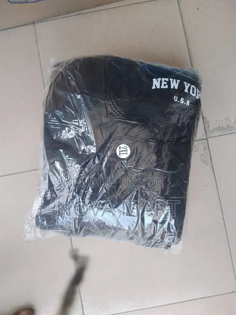 Complet Pull Lourd État Neuf 25.000fc Légèrement Discutable