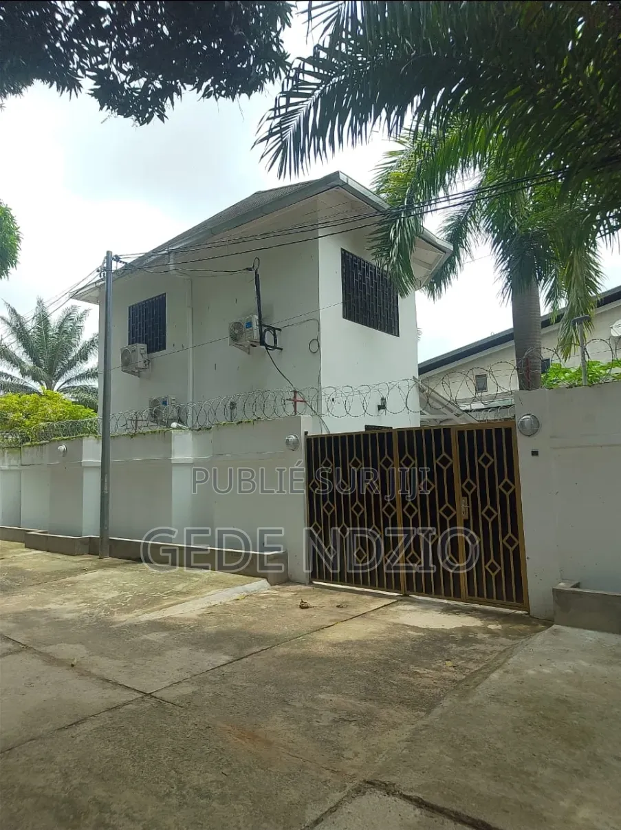 Meublé 2chbre Duplex dans Appartement Meublé, Moungali à Louer