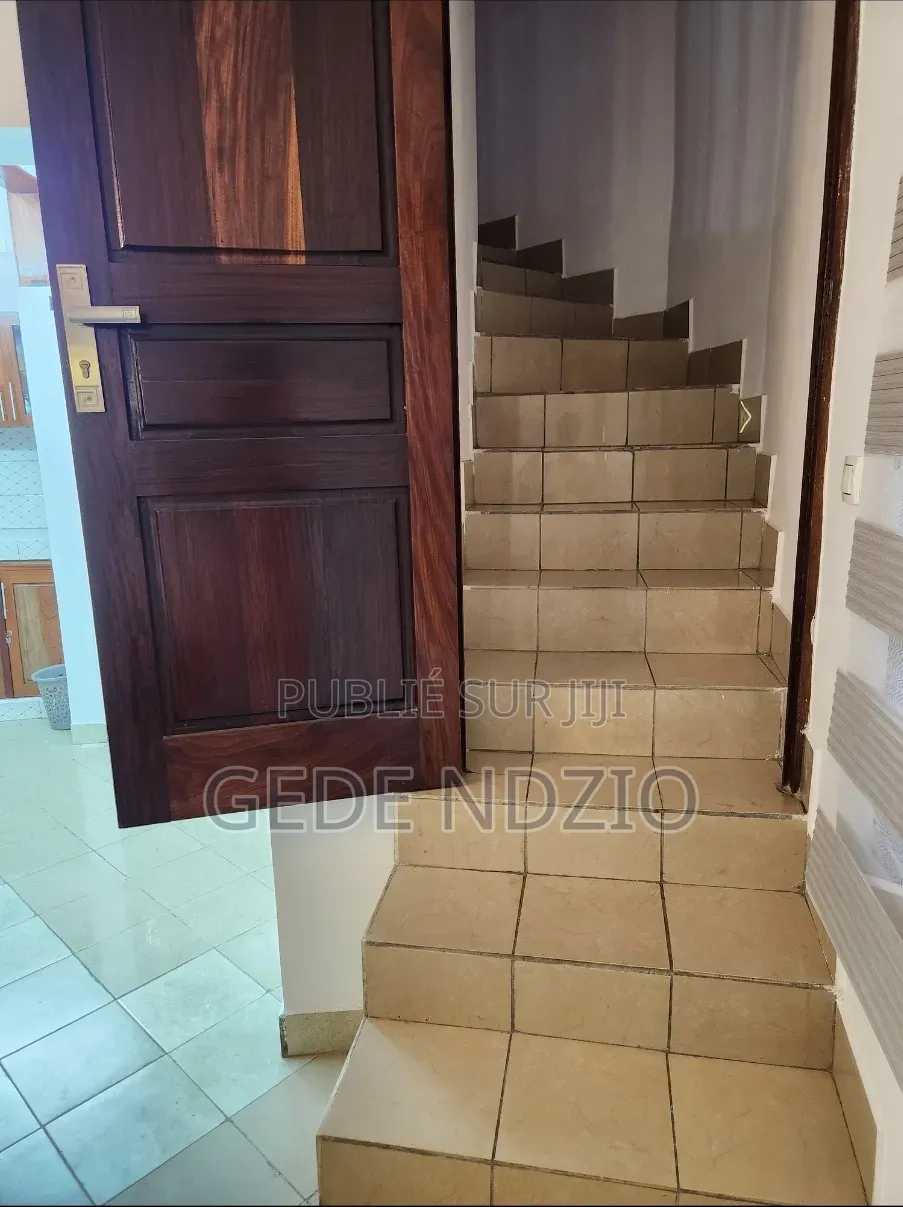 Meublé 2chbre Duplex dans Appartement Meublé, Moungali à Louer