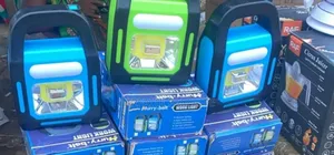 Torche Électrique Équipée De Panneaux Solaires