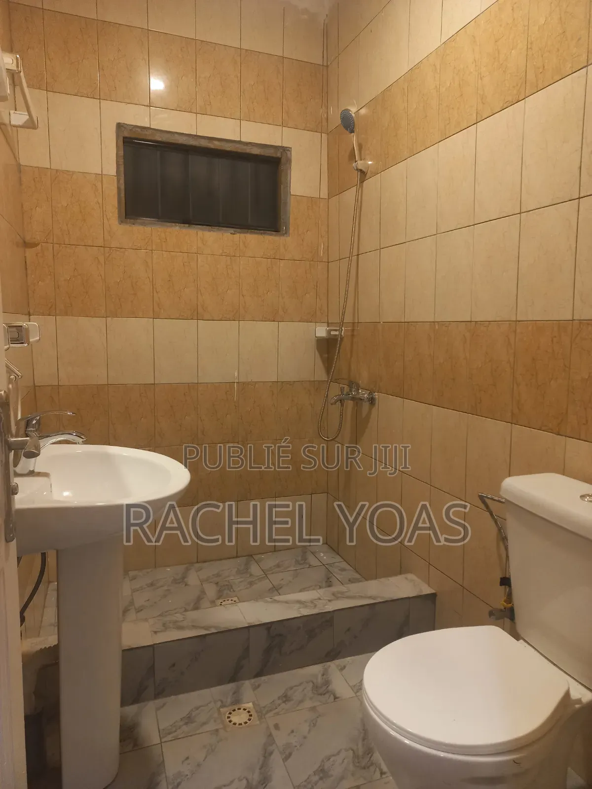 1chbre Appartement partagé dans Otsende, Mongo-Mpoukou à Louer