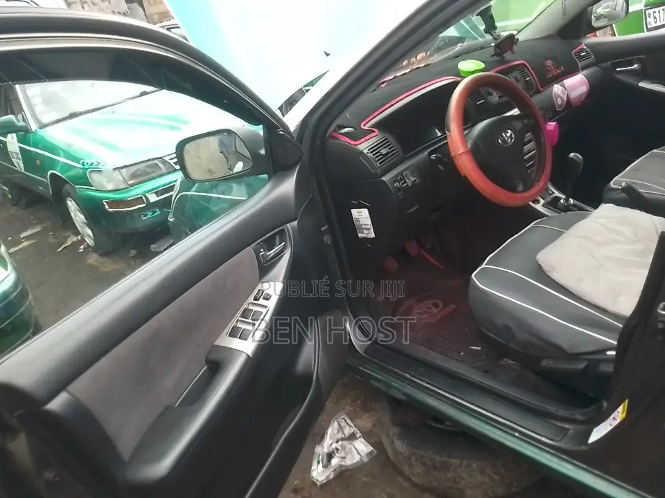 Toyota Corolla Base 4dr Sedan (1.8L 4cyl 5M) 2010 Vert