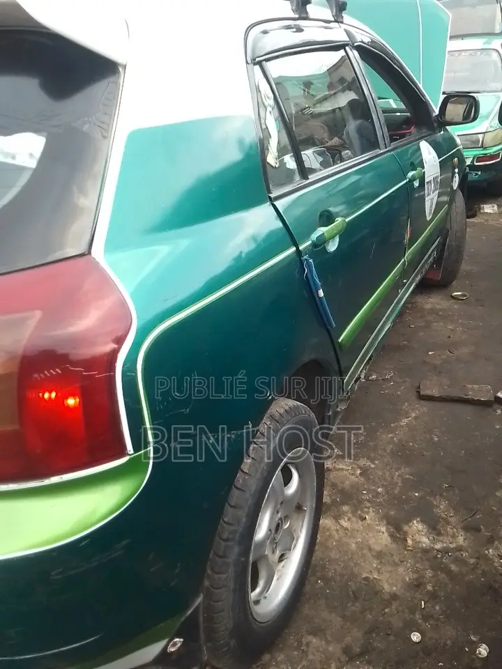 Toyota Corolla Base 4dr Sedan (1.8L 4cyl 5M) 2010 Vert