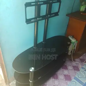 Un Meuble Tv Moderne Avec Support Intégré.