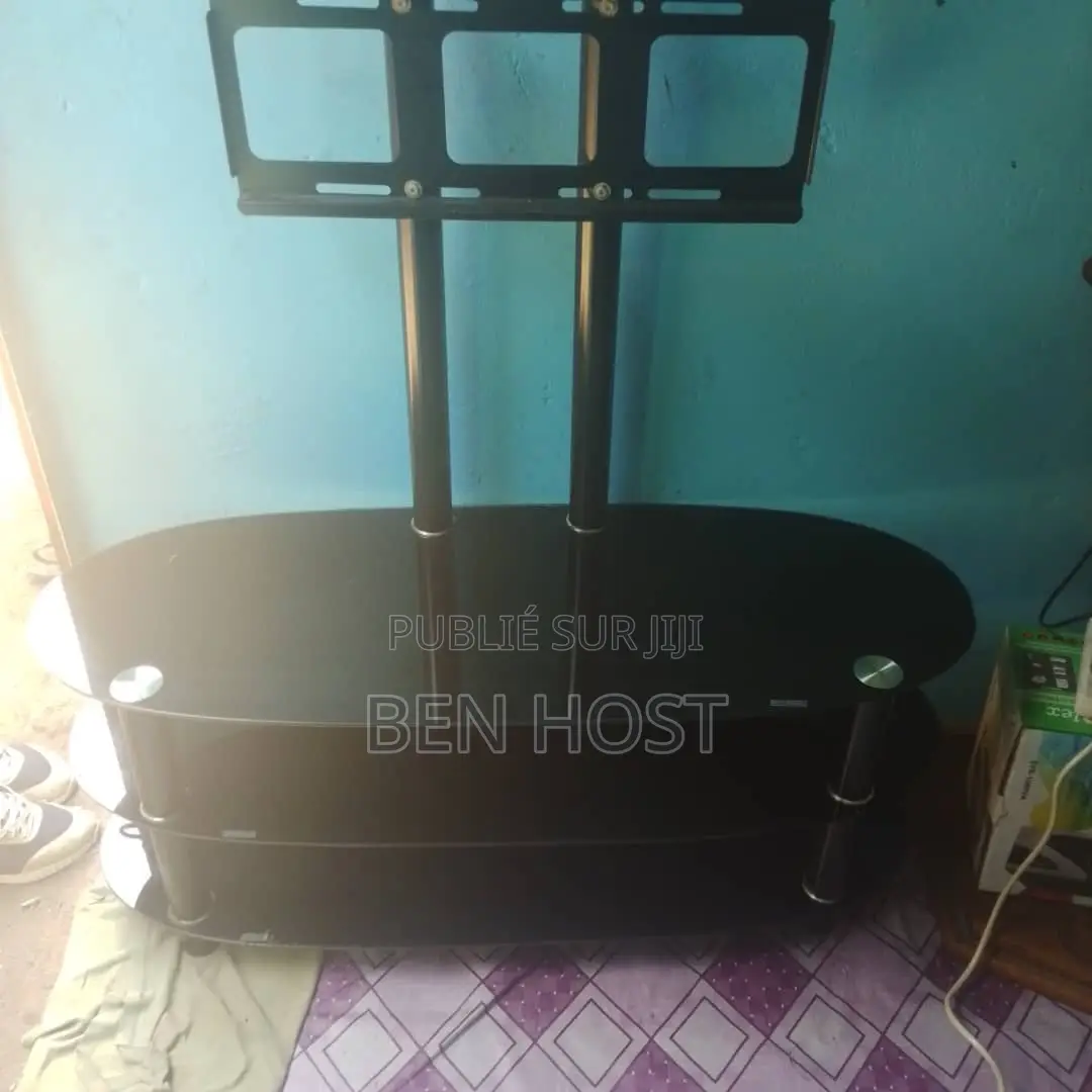 Un Meuble Tv Moderne Avec Support Intégré.