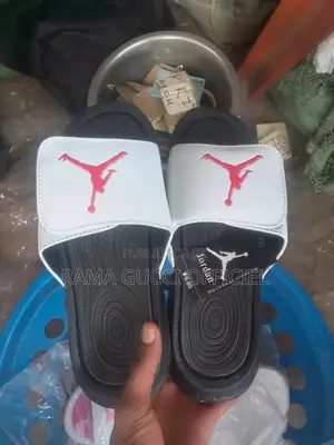 Sandales Nike Et Autres