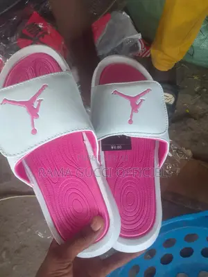 Sandales Nike Et Autres